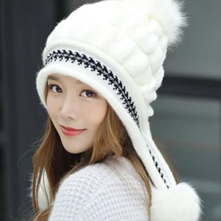 Naisten neulottu pipo tupsulla