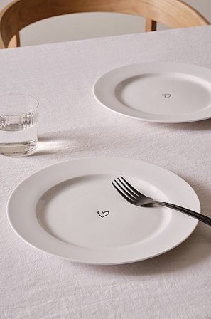 Jotex - Tallrik 2-pack ø 26.3 Cm Vit/svart HEART - Köp Tallrikar hos Jotex
