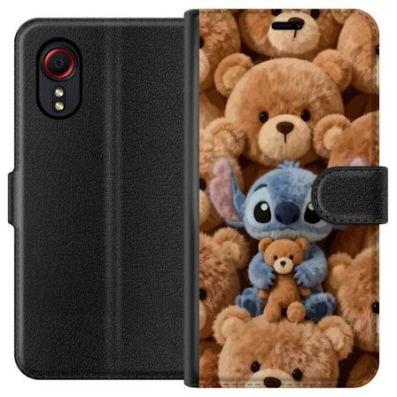 Kompatibel Tegnebogsetui til Samsung Galaxy Xcover 5 Stitch omgivet af brune teddybjørne med en lille teddybjørn i armene i en sød og hyggelig kawaii-