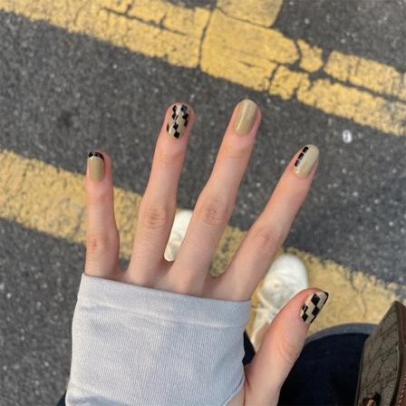 Manikyr Gul Schackbräde Nagellapp 24st