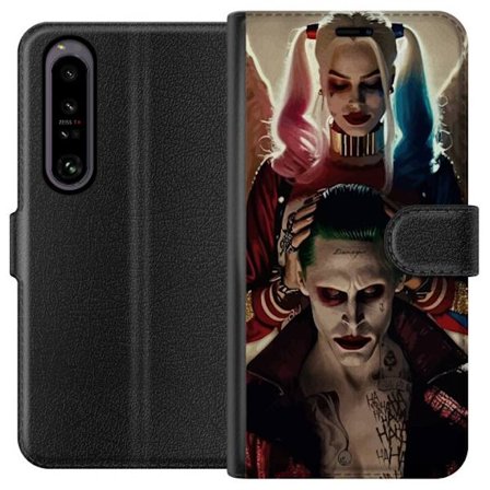 Sony Xperia 1 IV Lompakkokotelo Jokeri ja Harley Quinn DC Comics Suicide Squad juliste retro sarjakuva roistot pariskunta elokuva fanitaidetta suunnit