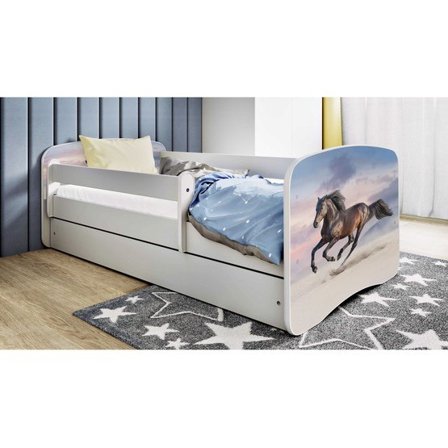 Kocot Kids Barnsäng - Babydreams Vit Med Låda - Galloperande Hästar 140x70 Cm - Litenleker