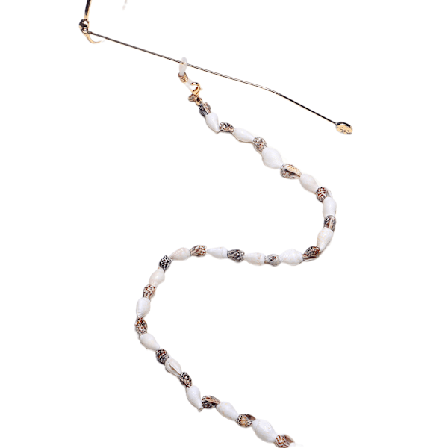 Käsin kudottu musta-valkoinen simpukkalasiketju muodikkaaseen tyyliin