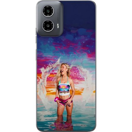 Kompatibelt Mobildeksel til Motorola Moto G34 Blond kvinne i fargerik strandantrekk som leker i havet ved solnedgang