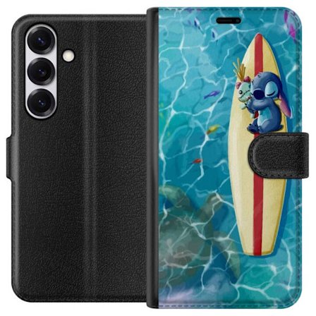 Kompatibel Tegnebogsetui til Samsung Galaxy S25 Afslappende illustration af Stitch der hviler på et surfbræt i klart turkisfarvet vand