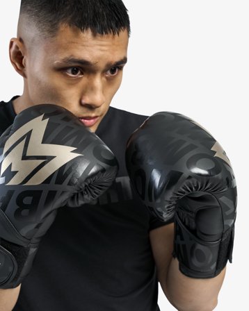 MM Combat Boxing Gloves AOP - Black/Gold - 14 oz, Träningstillbehör, Kampsport, Boxningshandskar