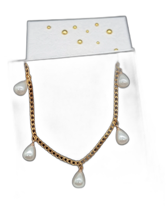 Handgjort halsband med pärlor