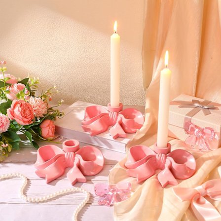 Tre store rosa lysestaker med sløyfe, egnet som lysestakedekorasjoner, borddekorasjoner, bryllupsdekorasjoner eller fotorekvisitter.