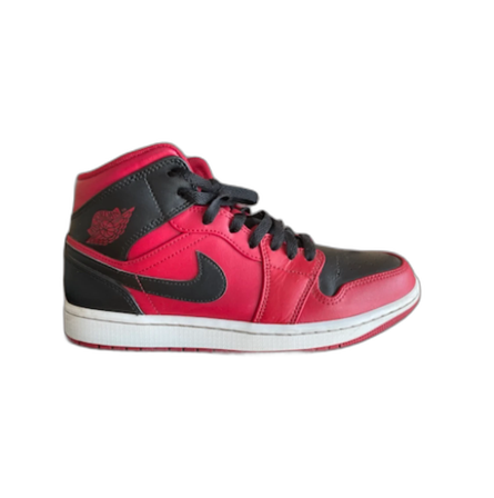 Jordan 1 mid i väldigt bra skick med original låda