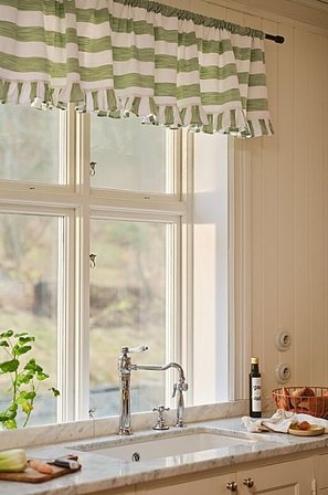 Jotex - Gardinkappa Med Volang Ljusgrön/naturvit IRIS - Köp Gardinkappor hos Jotex