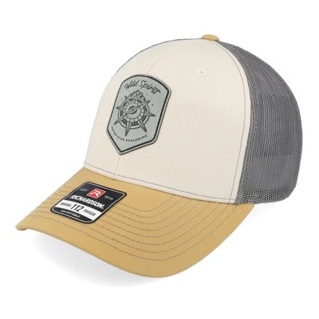 Wild Spirit - Beige trucker Keps - Compass Shield Grey Patch Beige/Grey/Amber Gold @ Hatstore