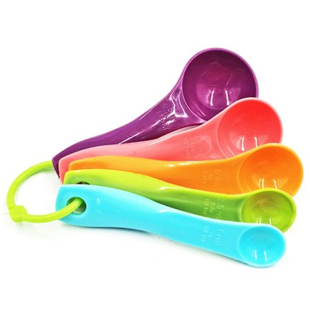 Set med färgglada måttskedar i gram, med olika kapaciteter, ett verktyg för vätskor och fasta ämnen, måttsked för bakning.