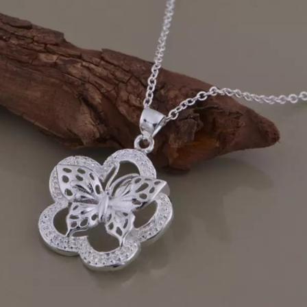 Vackert Silver Halsband - Blomma I Fint Mönster Med En Fjäril Silver