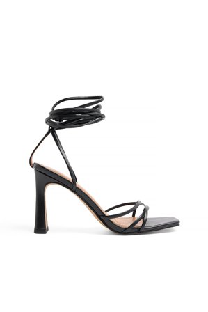 NA-KD Shoes - Høyhælte sko med stropper og firkantet tå - Høyhælte sko - Svart - EU 40