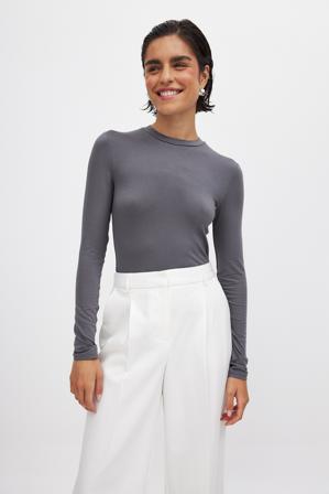 NA-KD Basic Round Neck Long Sleeve Top - Basic toppe - Grå - XS (EU 32)