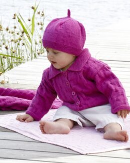 Beskrivning Babykofta, basker och filt