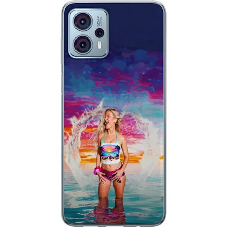 Kompatibel Mobilcover til Motorola Moto G23 Blond kvinde i farverigt strandtøj, der leger i havet ved solnedgang