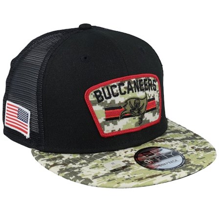 New Era - NFL Schwarz trucker Cap - Tampa Bay Buccaneers NFL21 Salute To Service 9FIFTY Black/Camo Trucker @ Hatstore