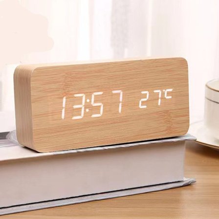 Multifunktionelt digitalt LED-vækkeur i træ med visning af tid, dato og temperatur samt stemmestyring til hjemmet, kontoret og rejser