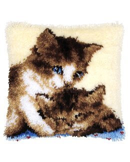 Ryijytyynypäällinen Halaava kissa