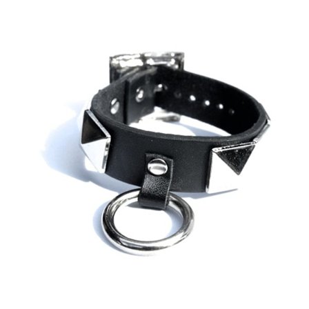 Läderarmband med ring och nitar