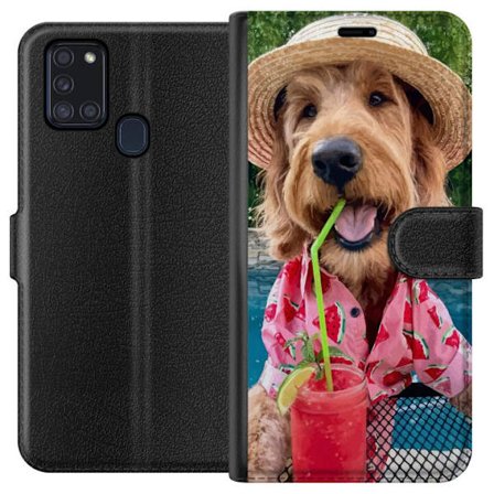 Kompatibelt Plånboksfodral till Samsung Samsung Galaxy A21s Sommarhund dryck motiv med glad hund i hatt och rosa skjorta som dricker en smoothie vid