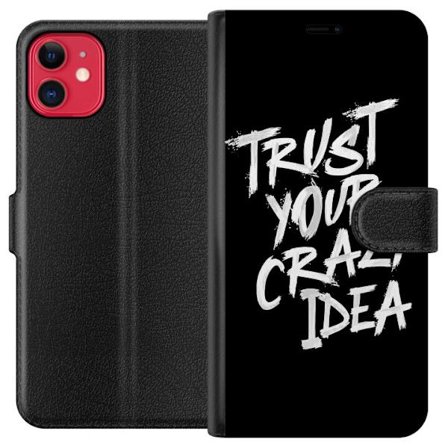 Apple iPhone 11 Tegnebogsetui Kontrasterende sort-hvid tekstdesign med beskeden "Trust Your Crazy Idea" i en kraftfuld penselstil, der inspirerer til