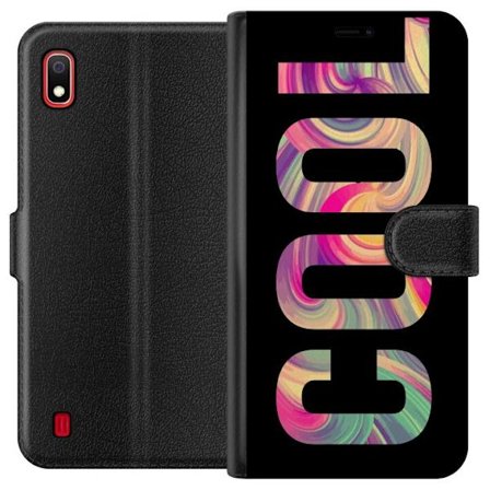 Kompatibelt Plånboksfodral till Samsung Samsung Galaxy A10 Modern typografisk konst med ordet LOVE i flytande regnbågsfärger mot svart bakgrund med