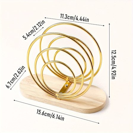 En enkel trebase med en serviett holder i jern og en stående serviett dispenser i metall.