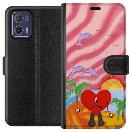 Kompatibel Tegnebogsetui til Motorola Moto G73 Bad Bunny i en farverig quiltet jakke med hjertemønster og solbriller i moderne gade stil