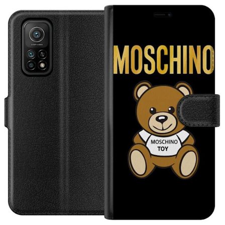 Kompatibelt Plånboksfodral till Xiaomi Xiaomi Mi 10T Pro 5G Moschino-inspirerad nallebjörn med text på tröjan, centrerad mot svart bakgrund med ty