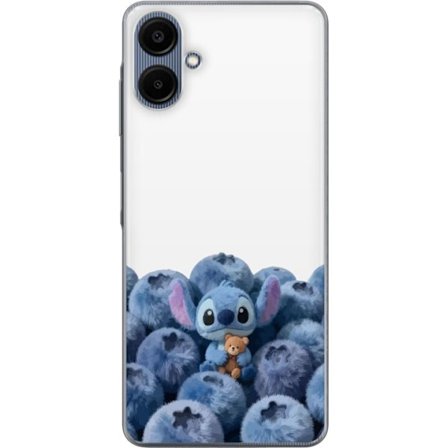 Kompatibelt Mobilskal till Samsung Samsung Galaxy A06 Söt blå karaktär bland blåbär med nalle i mjuk och lekfull illustration