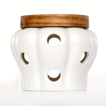 1 hvit keramisk hvitløkskrukke med bambuslokk, med et ventilert, hul design, egnet for oppbevaring av hvitløk på kjøkkenet.