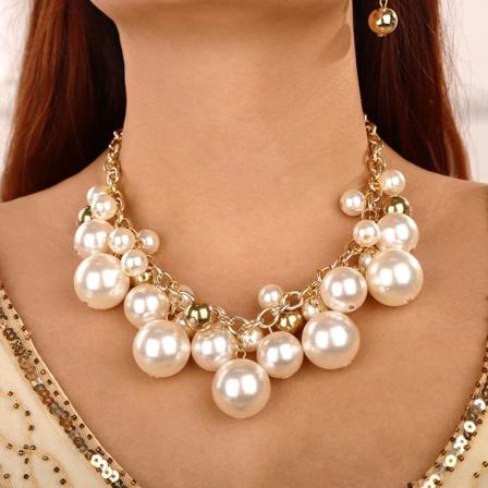Naisten Statement Kulta Lyhyt Ketju Riipus Helmi Kaulakorut Paksut Tekohelmi Ryhmä Kaulus Bib Choker Kaulakoru ja Korvakorut Sarja Naisille Lahja
