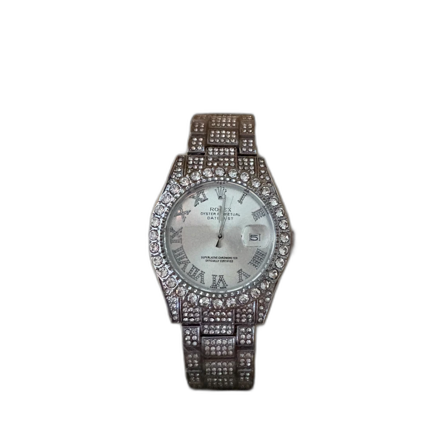 Silvrig klocka med massa stenar på