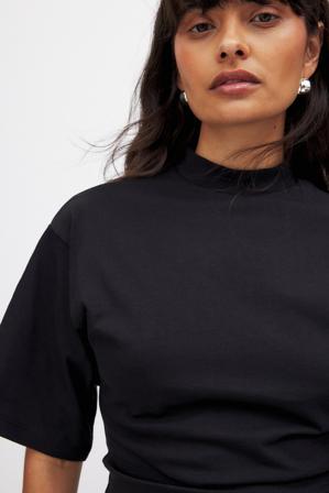 NA-KD Funnel Neck Shaped Cotton T-shirt - T-shirts - Sort - L