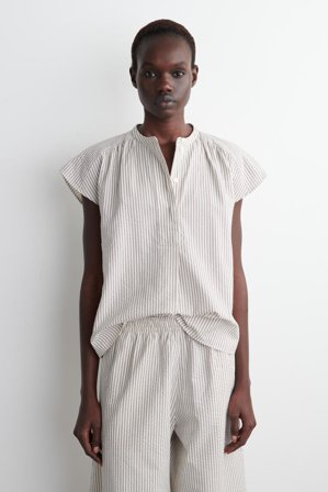 COS Frauen Gestreifte Bluse Aus Seersucker Mit Weiten Ärmeln in Blau