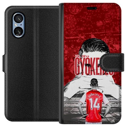 Yhteensopiva Lompakkokotelo Sony Xperia 5 V Punainen dramaattinen kollaasikuva, jossa esiintyy Viktor Gyökeresin muotokuva ja pelaajia takaapäin areen