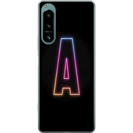 Yhteensopiva Puhelinkuori Sony Sony Xperia 5 IV Minimalistinen neonkirjain A sateenkaarenvärisessä valossa mustaa taustaa vasten modernissa typograf