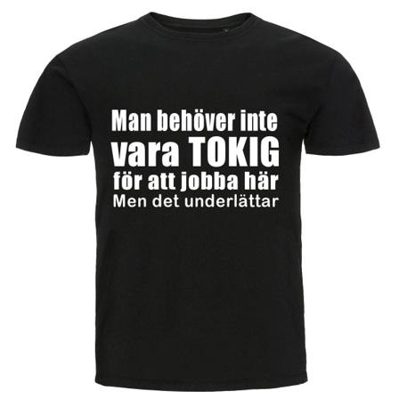 T-shirt - Man Behöver Inte Vara Tokig För Att Jobba Här Black Storlek L