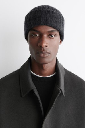 COS Men's Chunky Ribbed Cashmere Beanie Hat in Black