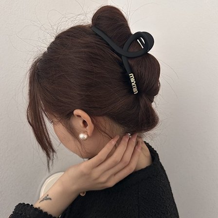 Stor svart matt hårklämma med korsmönster