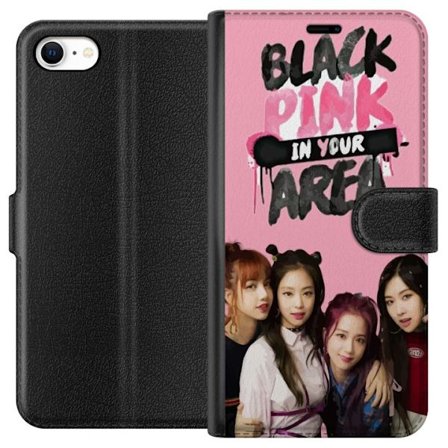 Yhteensopiva Lompakkokotelo Apple Apple iPhone 6 BLACKPINK In Your Area, jossa ryhmäkuva Lisa, Jennie, Jisoo ja Rosé vaaleanpunaisen taustan edessä