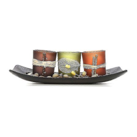 Set med dekorativa ljusstakar, stenar och bricka för spa-aromaterapi