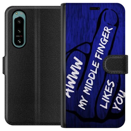 Kompatibelt Lommeboketui til Sony Xperia 5 IV Mørk typografisk illustrasjon med hjerteform og budskap om vennskap mot dyp blå tretekstur