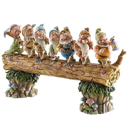 Harsfiguriner av syv dverger i harpiks til hagen