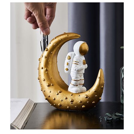 Hjertefigur i romdrakt med pennholder og telefonholder for skrivebord