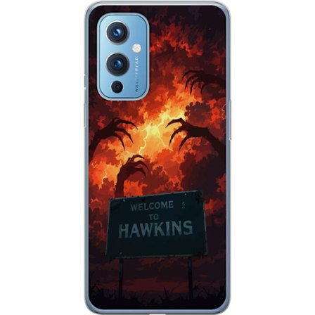 Kompatibelt Mobildeksel til OnePlus 9 Mørk apokalyptisk fantasi-scene med brennende himmel og Hawkins-skilt i Stranger Things-stil