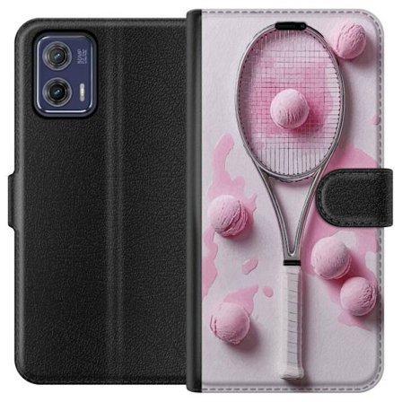 Kompatibelt Plånboksfodral till Motorola Motorola Moto G73 Rosa glasskulor och tennisrack i en kreativ stillbild med lekfull popkänsla och modern de