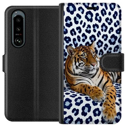 Kompatibelt Lommeboketui til Sony Xperia 5 III Tiger Chill motiv med avslappet tiger som hviler mot hvitblå mønstret bakgrunn i moderne stil